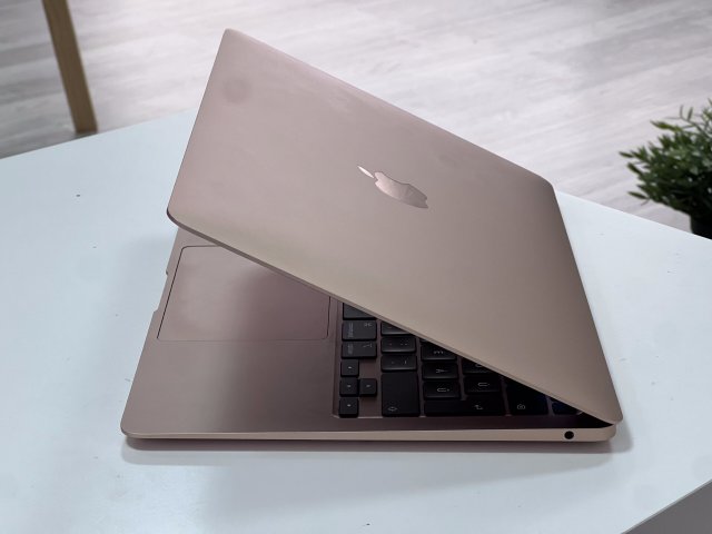 MacBook Air 2020 13 M1 256GB 1 ÉV Garanciával Számlával Aksi 98%