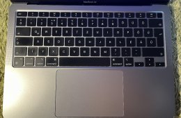 Apple MacBook Air 2020 / M1, 256GB SSD, 8GB RAM / asztroszürke