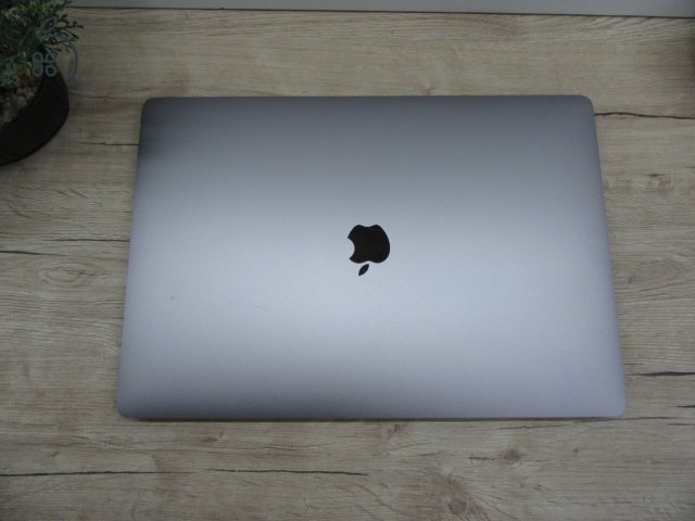  Apple Retina Macbook Pro 16 - 2019 - Használt, szép állapot 