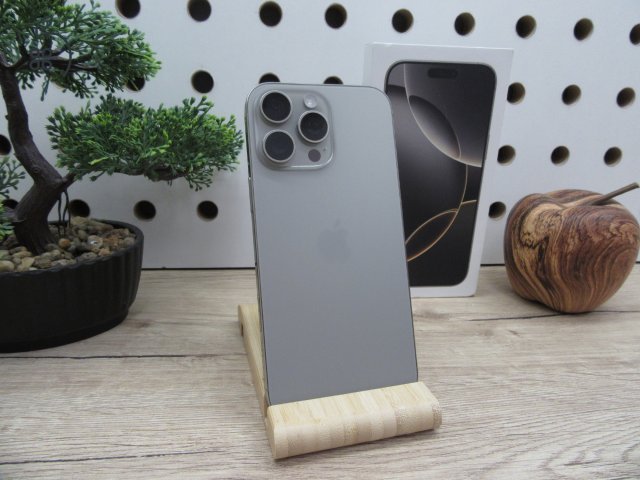 Apple iPhone 16 Pro Max - Natural Titanium - Használt, újszerű