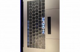 MacBook Pro 15″, 2017., i7 -2,6 GHz, 16 GB RAM, 512 GB SSD, TouchBar, magyar bill.