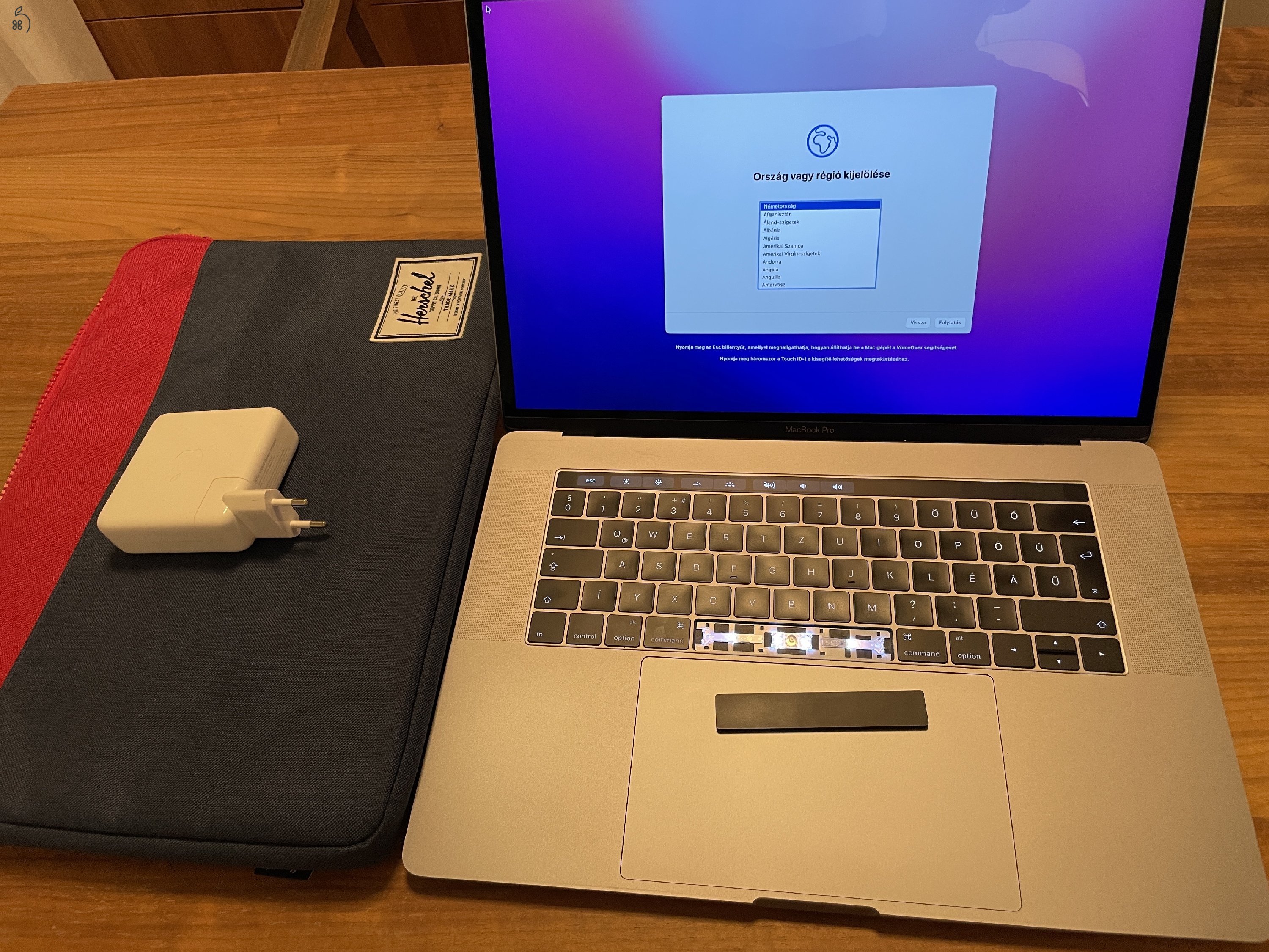 MacBook Pro 15″, 2017., i7 -2,6 GHz, 16 GB RAM, 512 GB SSD, TouchBar, magyar bill.