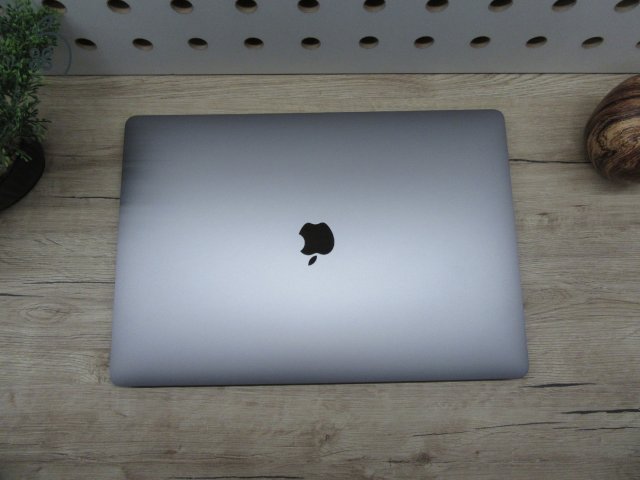 Apple Retina Macbook Pro 16 - 2019 - Használt, karcmentes