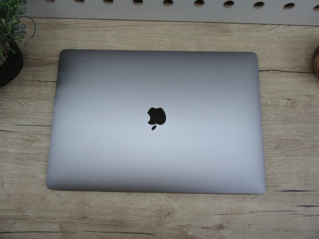 Apple Retina Macbook Pro 15 - 2019 - Használt, szép állapot