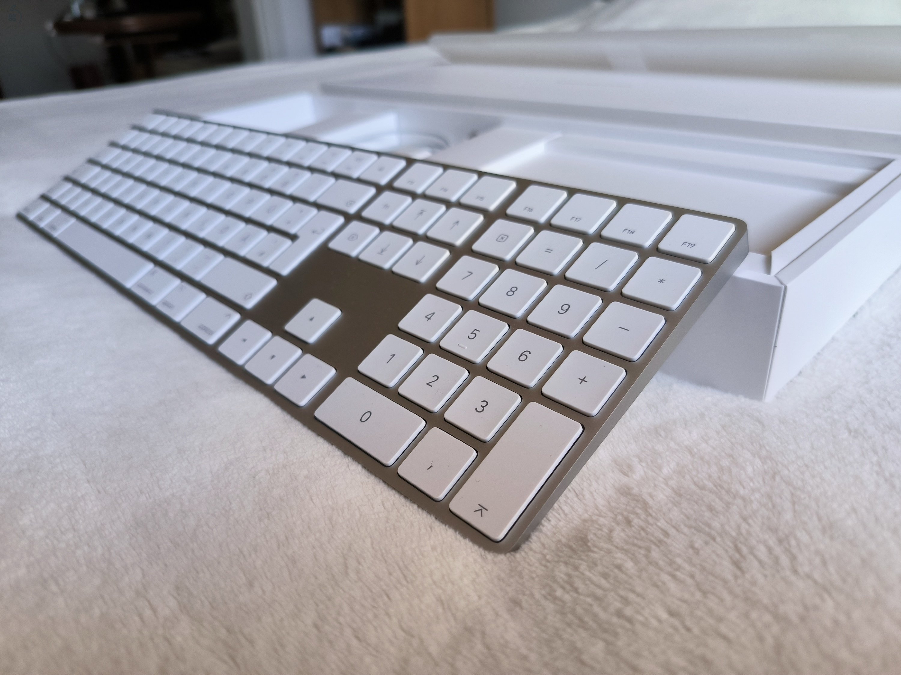 Apple Magic Keyboard v2 numerikus billentyűzettel