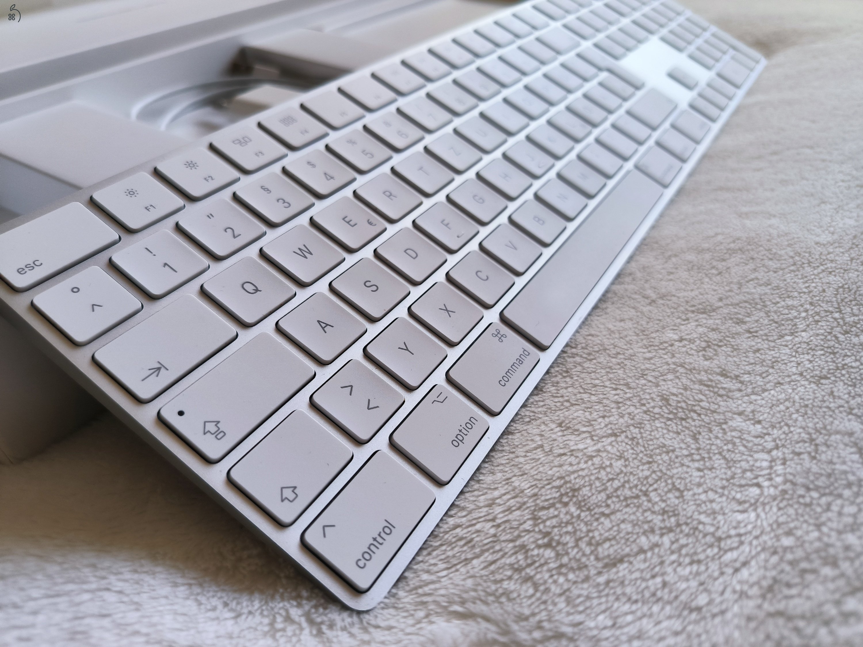 Apple Magic Keyboard v2 numerikus billentyűzettel