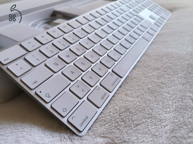 Apple Magic Keyboard v2 numerikus billentyűzettel