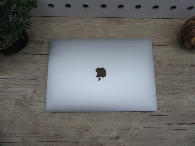 Apple Retina Macbook Air 13 - 2019 - Használt, megkímélt