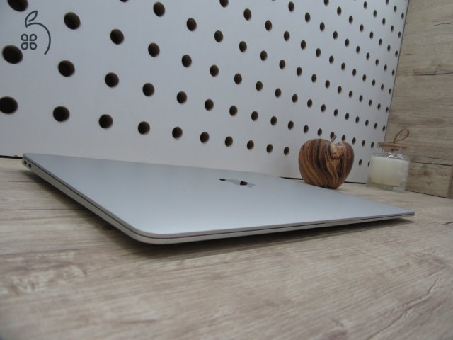  Apple Retina Macbook Air 13 - 2020 - Használt, szép állapot 