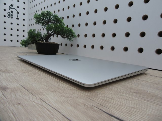  Apple Retina Macbook Air 13 - 2020 - Használt, szép állapot 