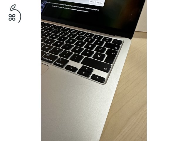 MacBook Air M2 13”, 8 GB RAM, 256 GB SSD eladó