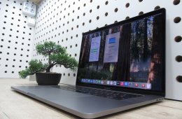 Apple Retina Macbook Pro 15 - 2018 - Használt, halvány folt a kijelzőbe