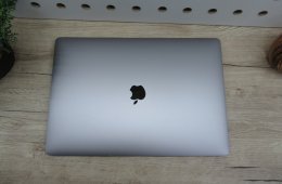 Apple Retina Macbook Pro 15 - 2018 - Használt, halvány folt a kijelzőbe