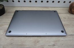 Apple Retina Macbook Pro 15 - 2018 - Használt, halvány folt a kijelzőbe