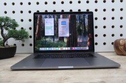 Apple Retina Macbook Pro 15 - 2018 - Használt, halvány folt a kijelzőbe