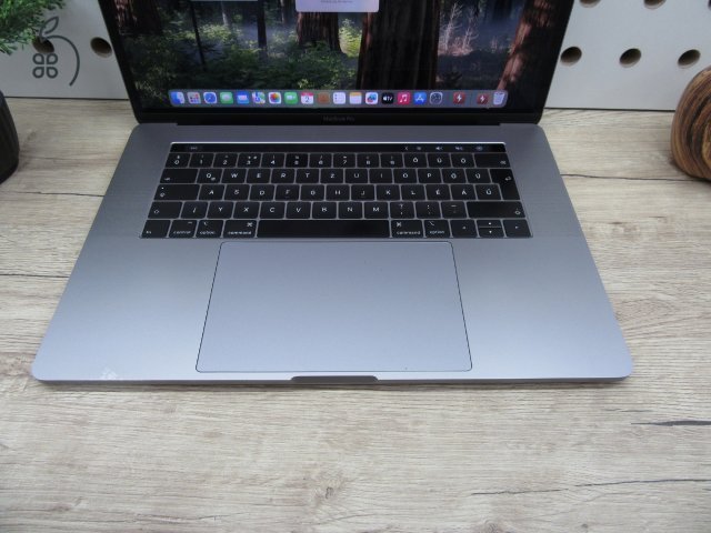 Apple Retina Macbook Pro 15 - 2018 - Használt, halvány folt a kijelzőbe