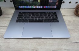 Apple Retina Macbook Pro 15 - 2018 - Használt, halvány folt a kijelzőbe