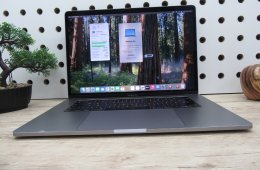 Apple Retina Macbook Pro 15 - 2018 - Használt, halvány folt a kijelzőbe