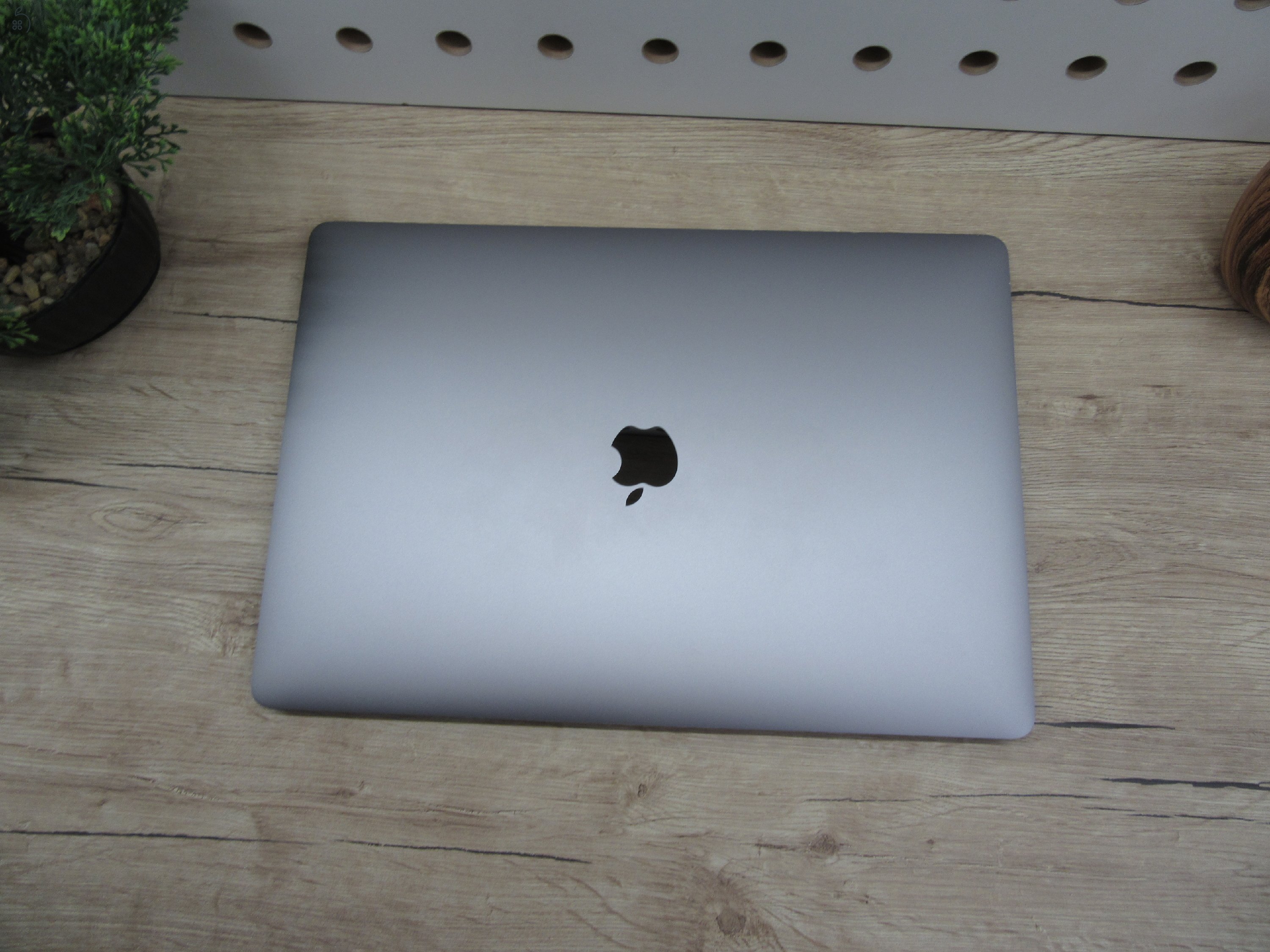 Apple Retina Macbook Pro 15 - 2018 - Használt, megkímélt