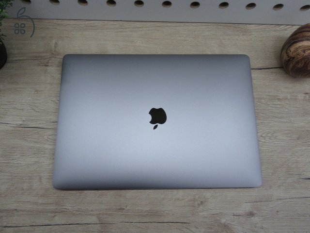 Apple Retina Macbook Pro 15 - 2018 - Használt, 