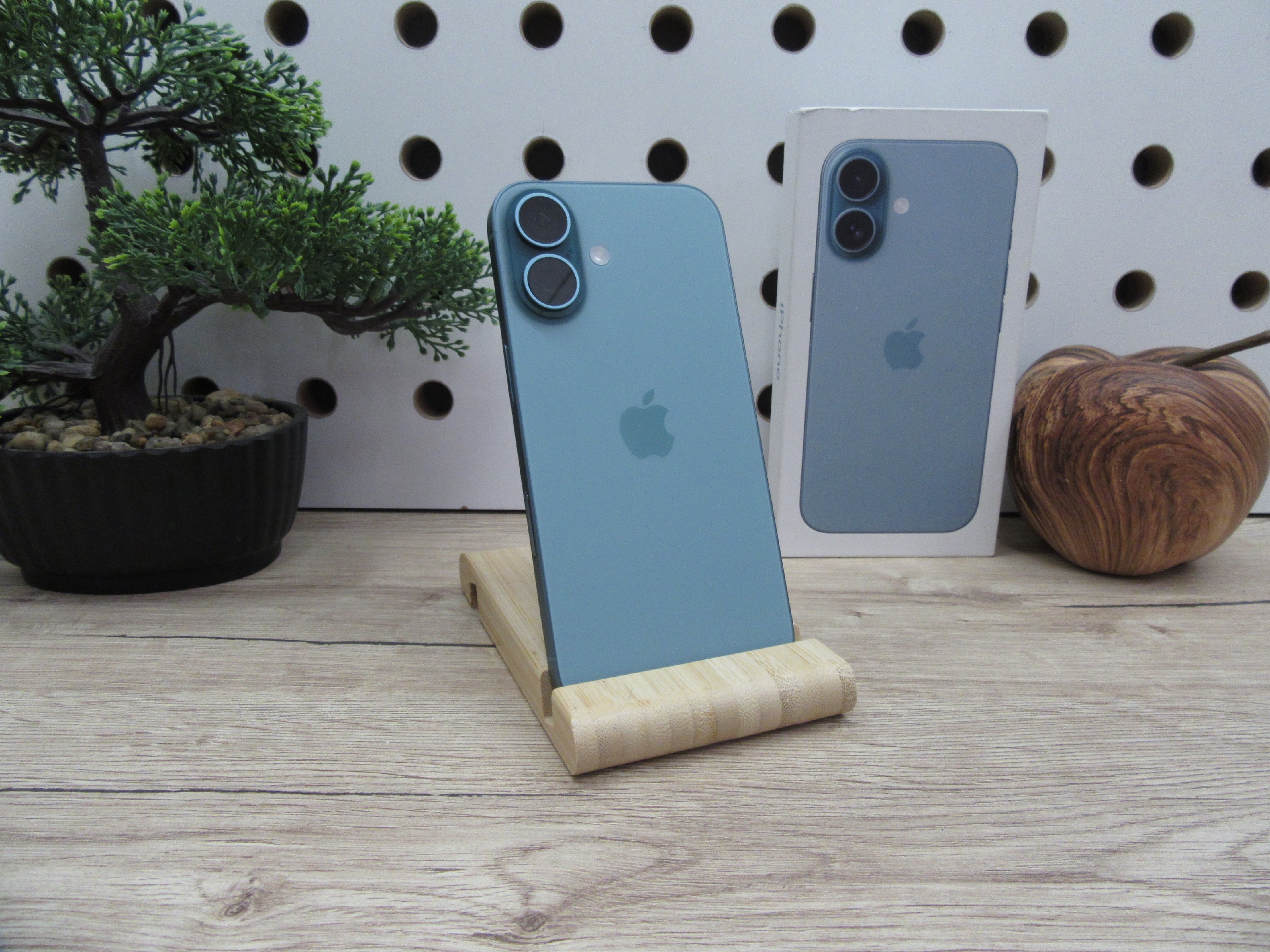 Apple iPhone 16 - Teal - Használt, kipróbált