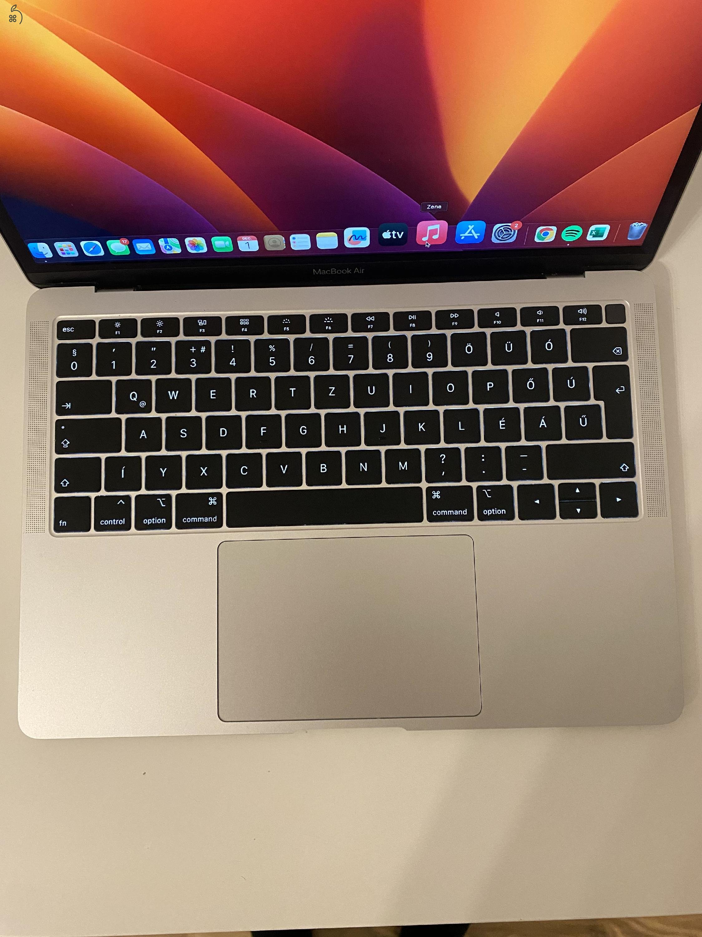 Megkímélt 250 akkumulátor ciklussal rendelkező MacBook Air Retina 2018 128 gb 