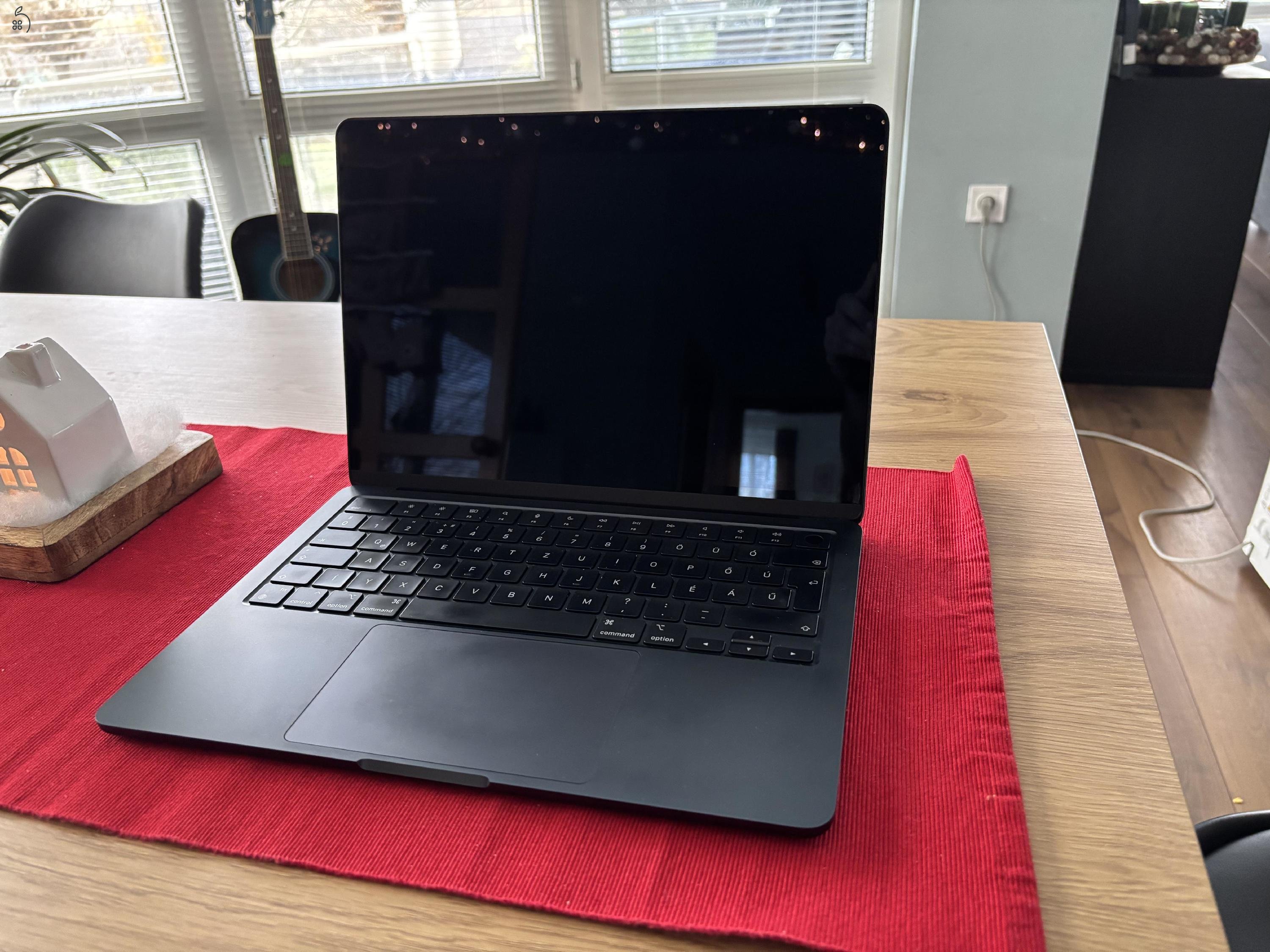 Macbook Air (M2,2022) Midnight / 8GB RAM / 256GB SSD / magyar billentyűzet