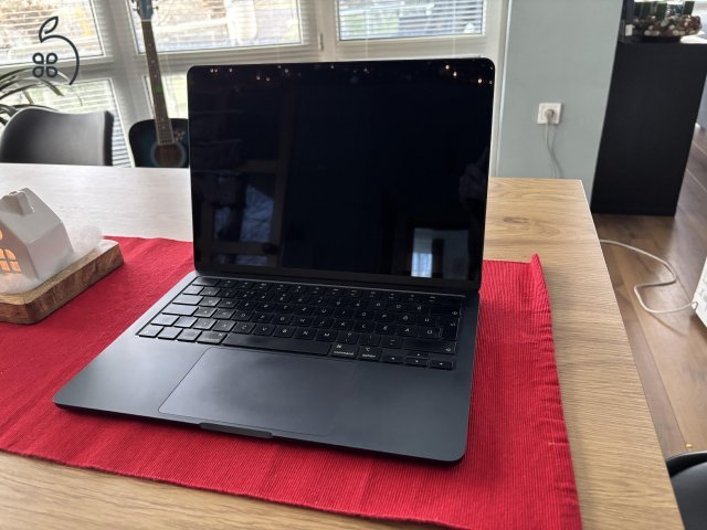 Macbook Air (M2,2022) Midnight / 8GB RAM / 256GB SSD / magyar billentyűzet