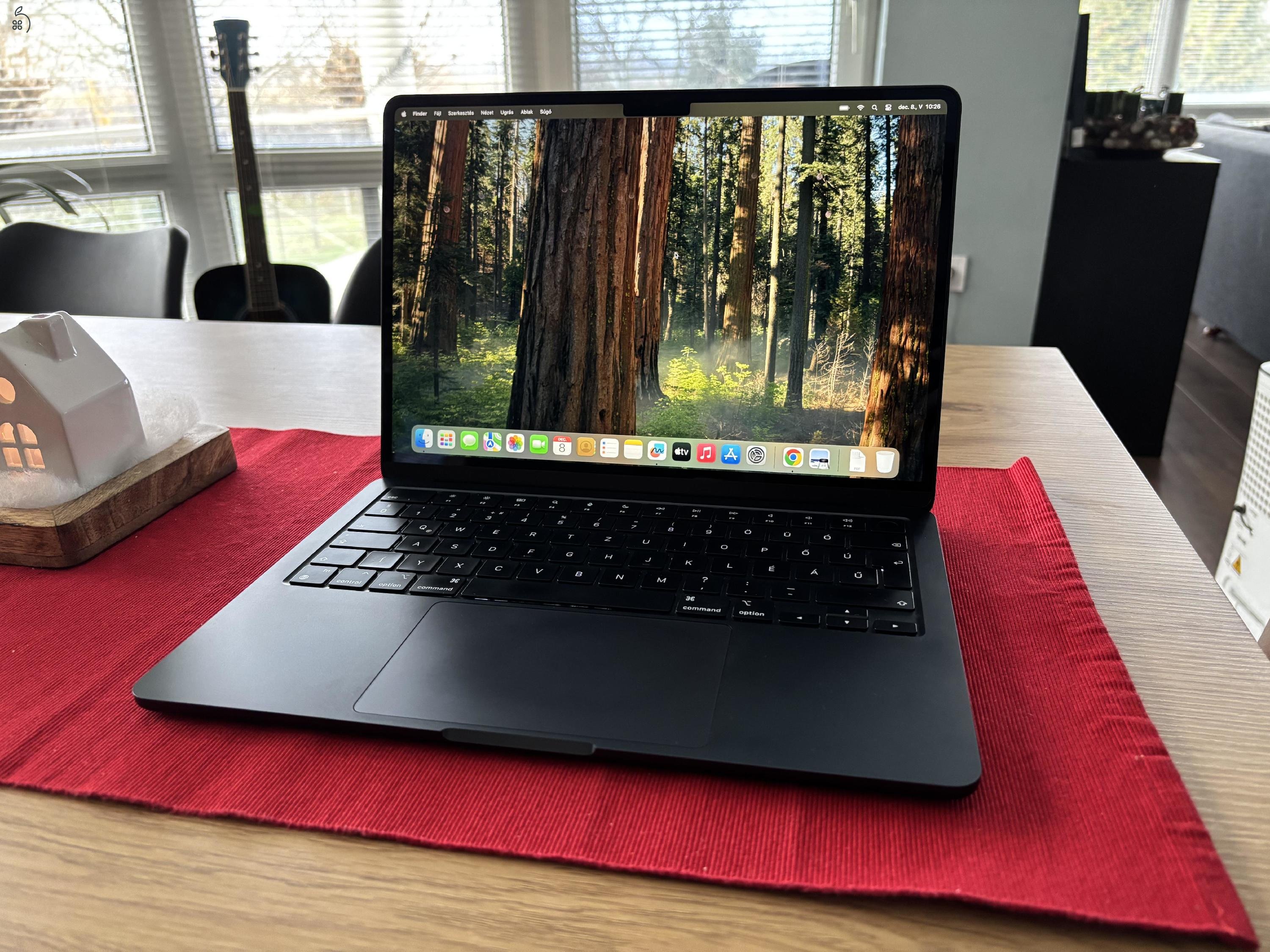 Macbook Air (M2,2022) Midnight / 8GB RAM / 256GB SSD / magyar billentyűzet