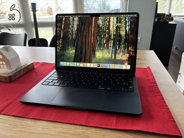 Macbook Air (M2,2022) Midnight / 8GB RAM / 256GB SSD / magyar billentyűzet