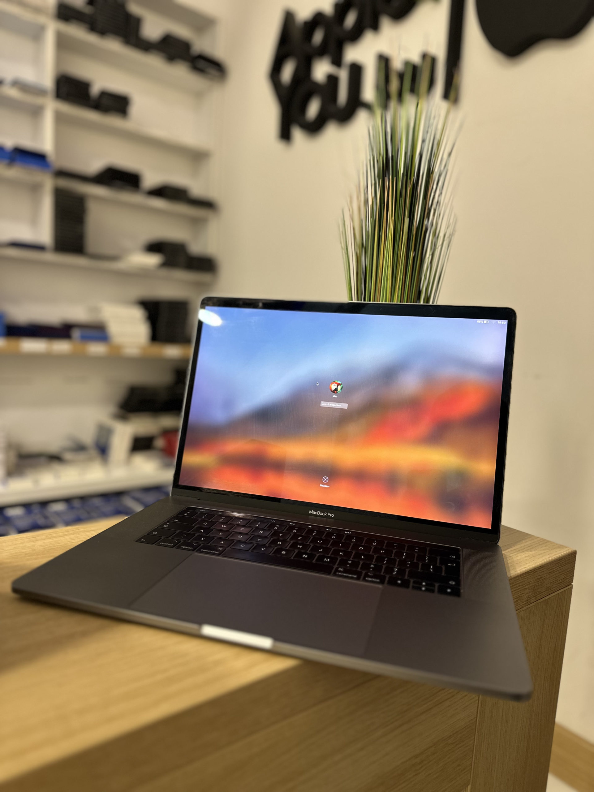 Apple MacBook Pro 15″ 2016 Touch Bar Space gray  Használt!