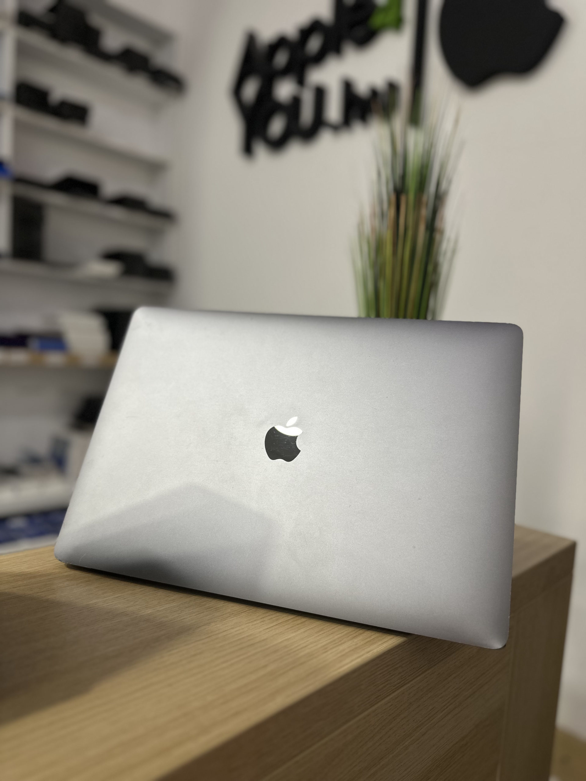 Apple MacBook Pro 15″ 2017 Touch Bar Space gray  Használt!