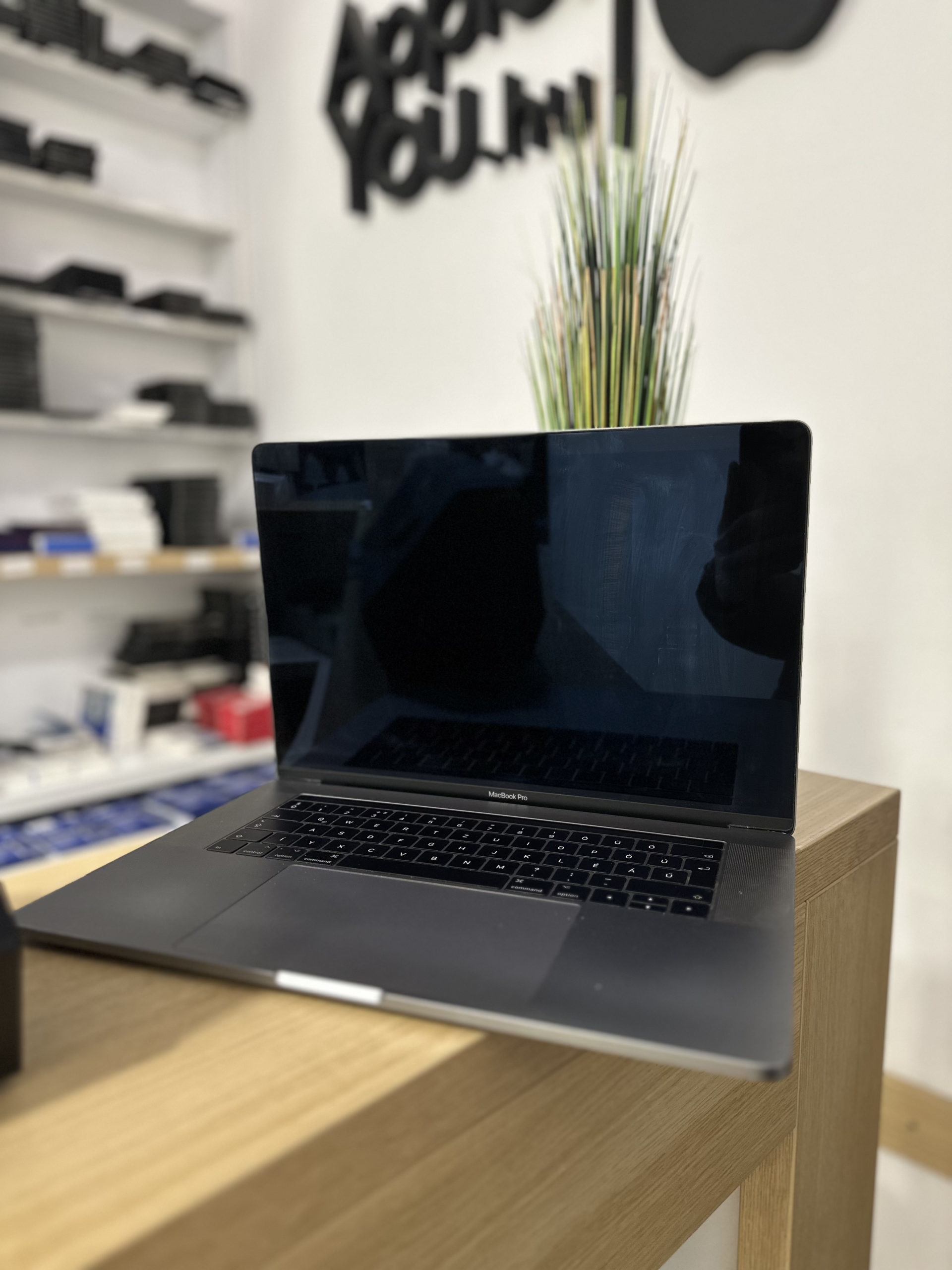 Apple MacBook Pro 15″ 2017 Touch Bar Space gray  Használt!