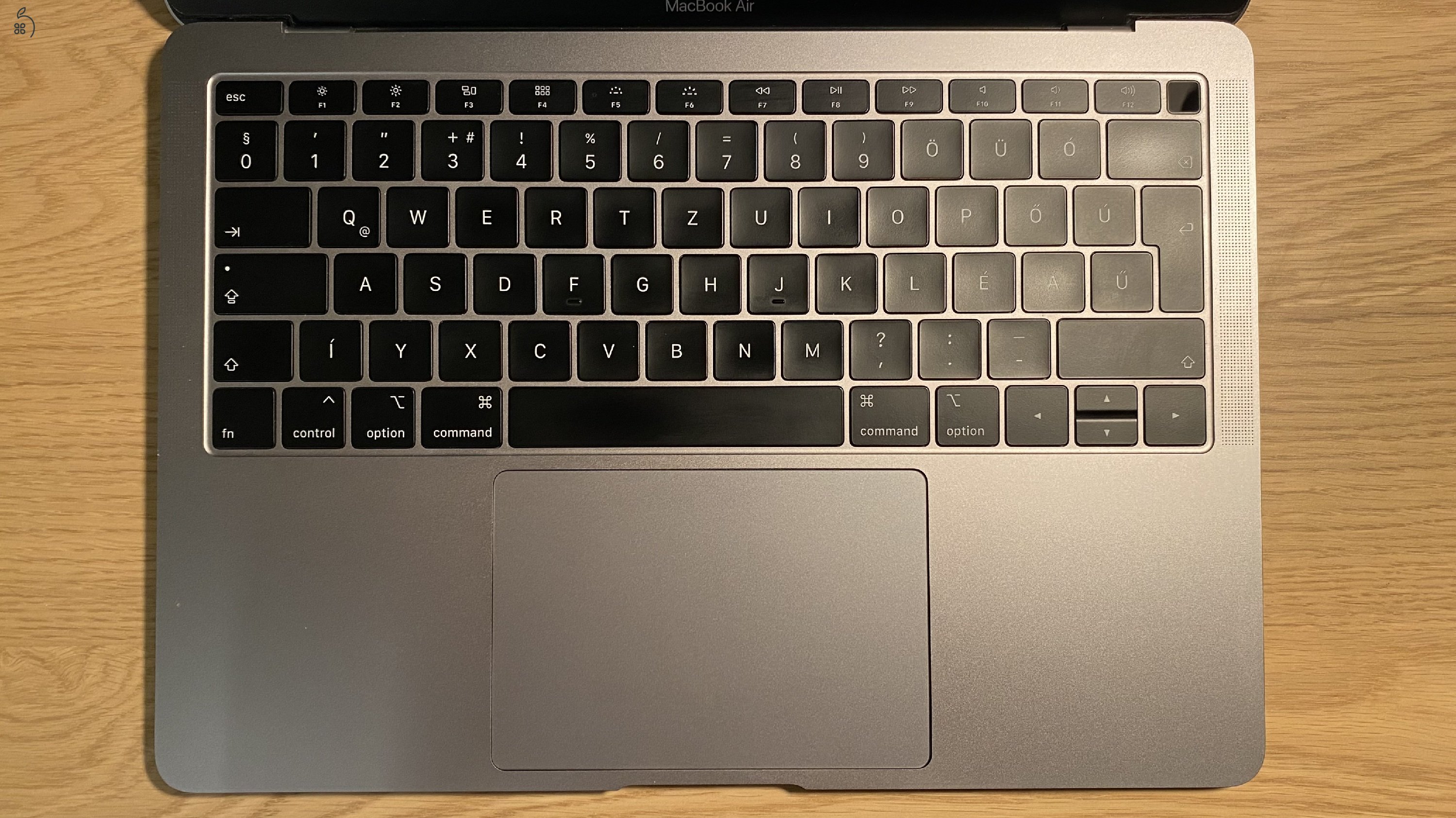 Jó állapotú, asztroszürke Macbook Air 2018 256 Gb eredeti dobozzal, kábellel és 30W töltőfejjel