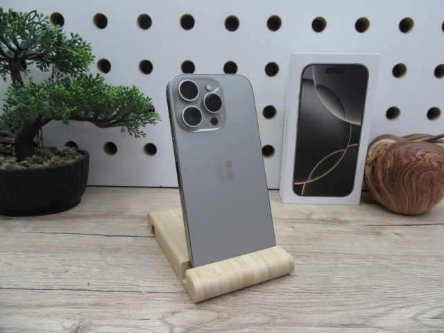 Apple iPhone 16 Pro - Natural Titanium - Újszerű, kipróbált