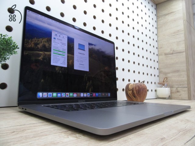 Apple Retina Macbook Pro 16 - 2019 - Használt, karcmentes