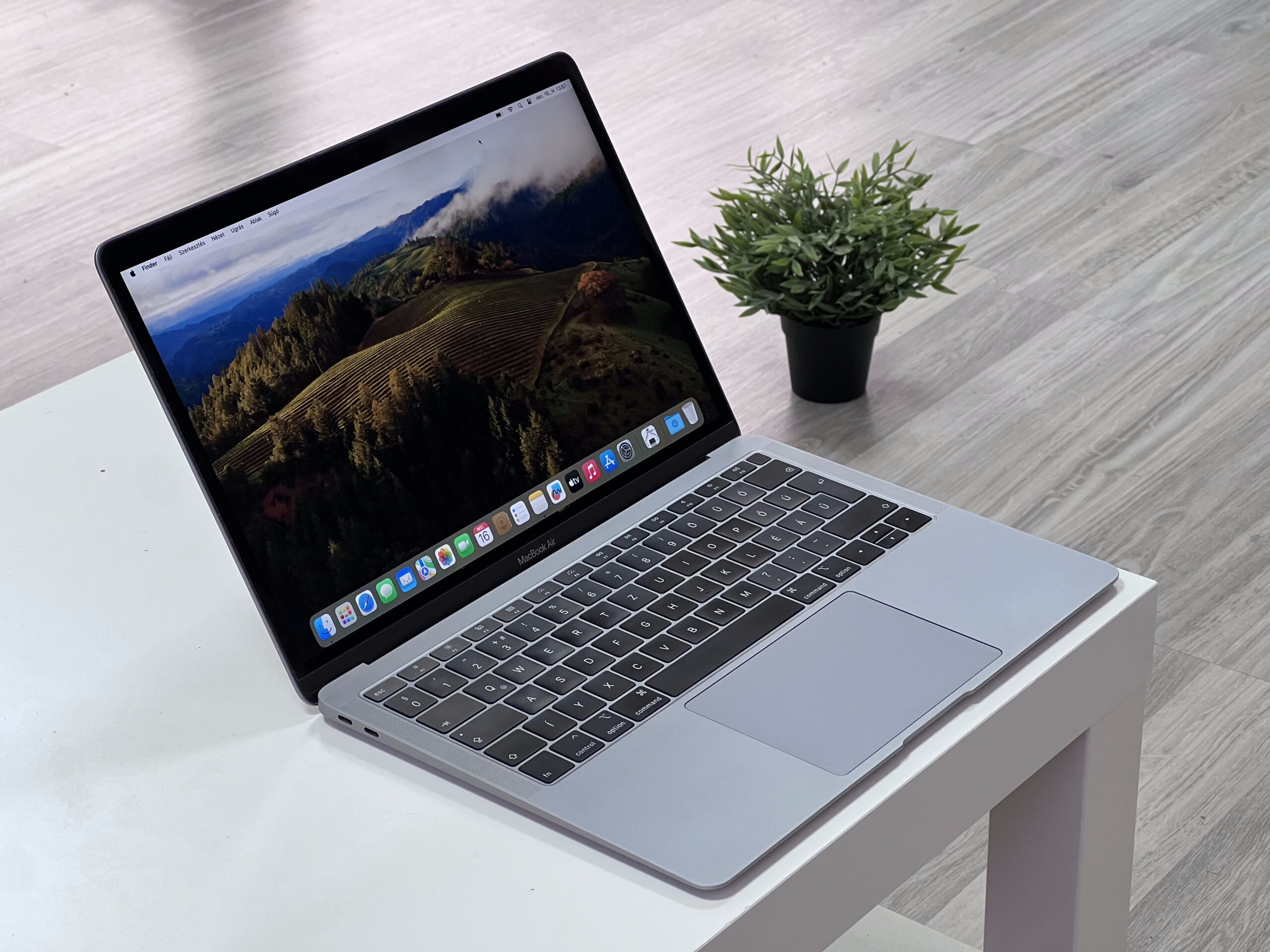 MacBook Air 2019 13 128GB 1 ÉV Garanciával Számlával