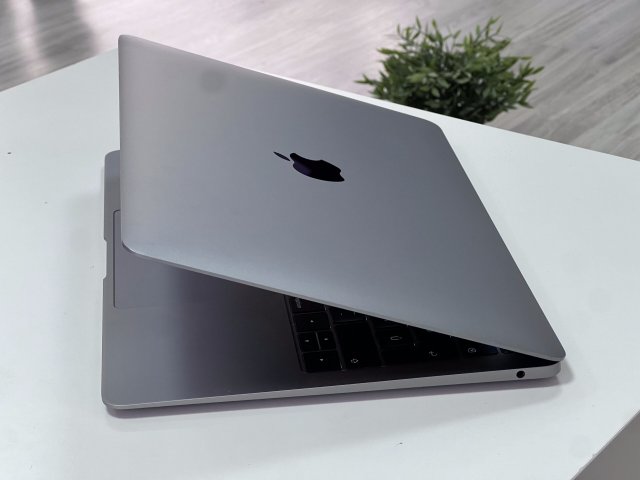 MacBook Air 2019 13 128GB 1 ÉV Garanciával Számlával