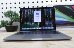 Apple Retina Macbook Pro 13 M1 - 2020 - Használt, karcmentes