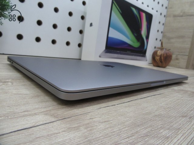 Apple Retina Macbook Pro 13 M1 - 2020 - Használt, karcmentes