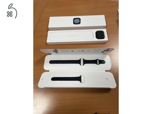 Apple Watch S8 karcmentes, 97% akksi, 2025.11.10-ig gyári garanciával