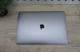 Apple Retina Macbook Pro 15 - 2018 - Használt, megkímélt