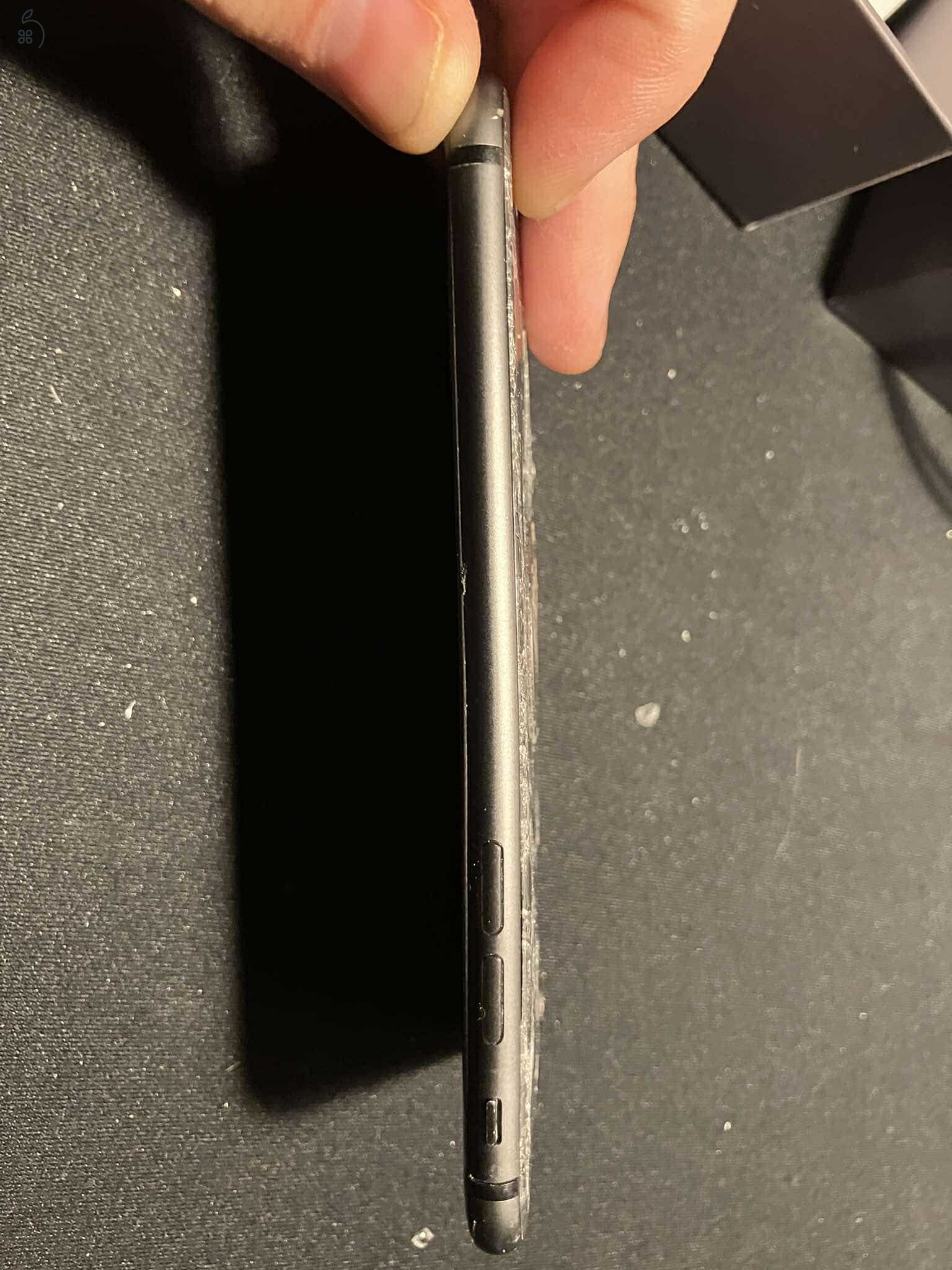 Eladó egy törött hátlapú/előlapú, 100% akksis asztroszürke iPhone 8 64gb 