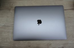 Apple Retina Macbook Pro 15 - 2018 - Használt, megkímélt állapot