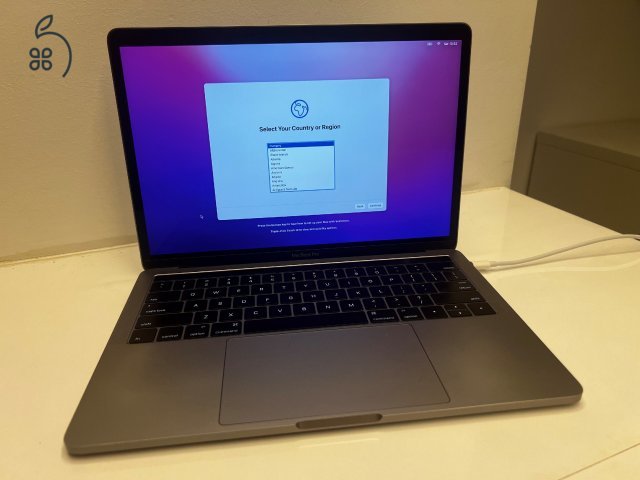 MacBook Pro 2016 i7 13 inches 16gb ram 256gb SSD with Touchbar