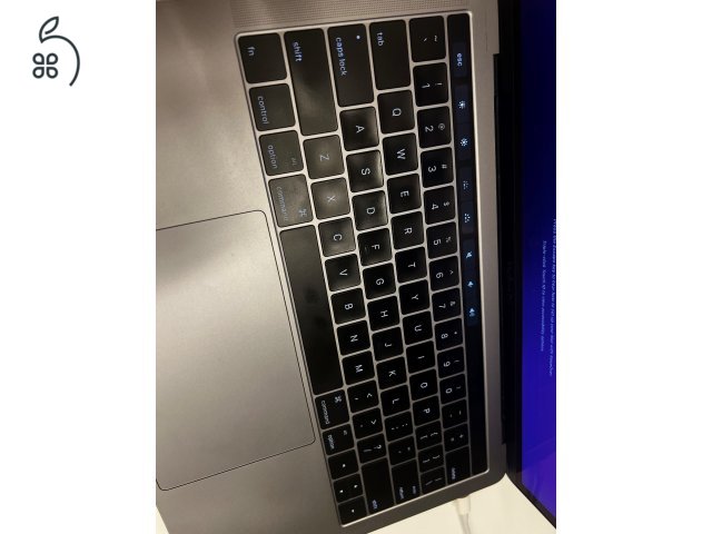 MacBook Pro 2016 i7 13 inches 16gb ram 256gb SSD with Touchbar