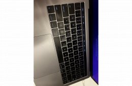 MacBook Pro 2016 i7 13 inches 16gb ram 256gb SSD with Touchbar