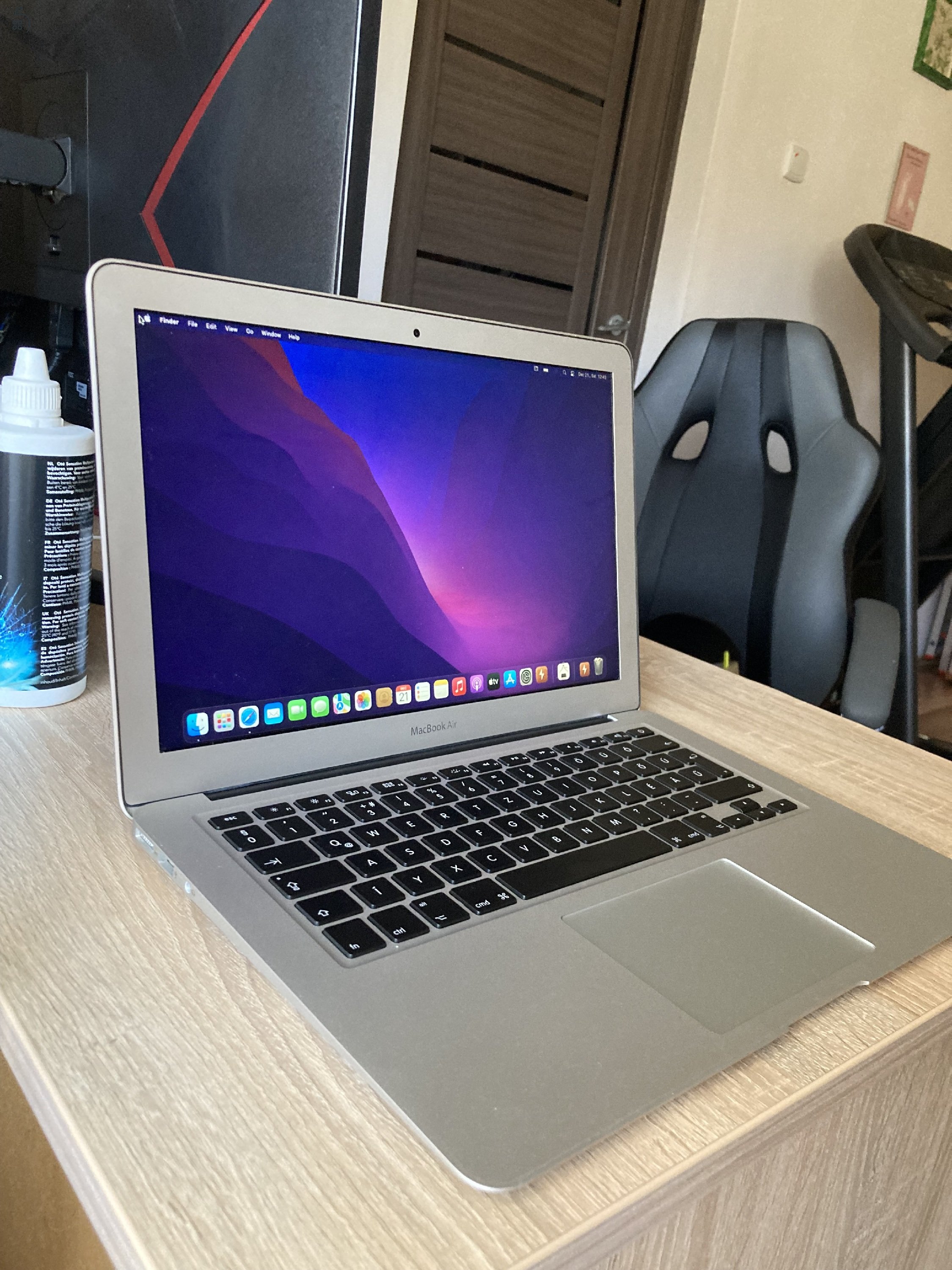 Apple MacBook Air (13-inch, 2017)