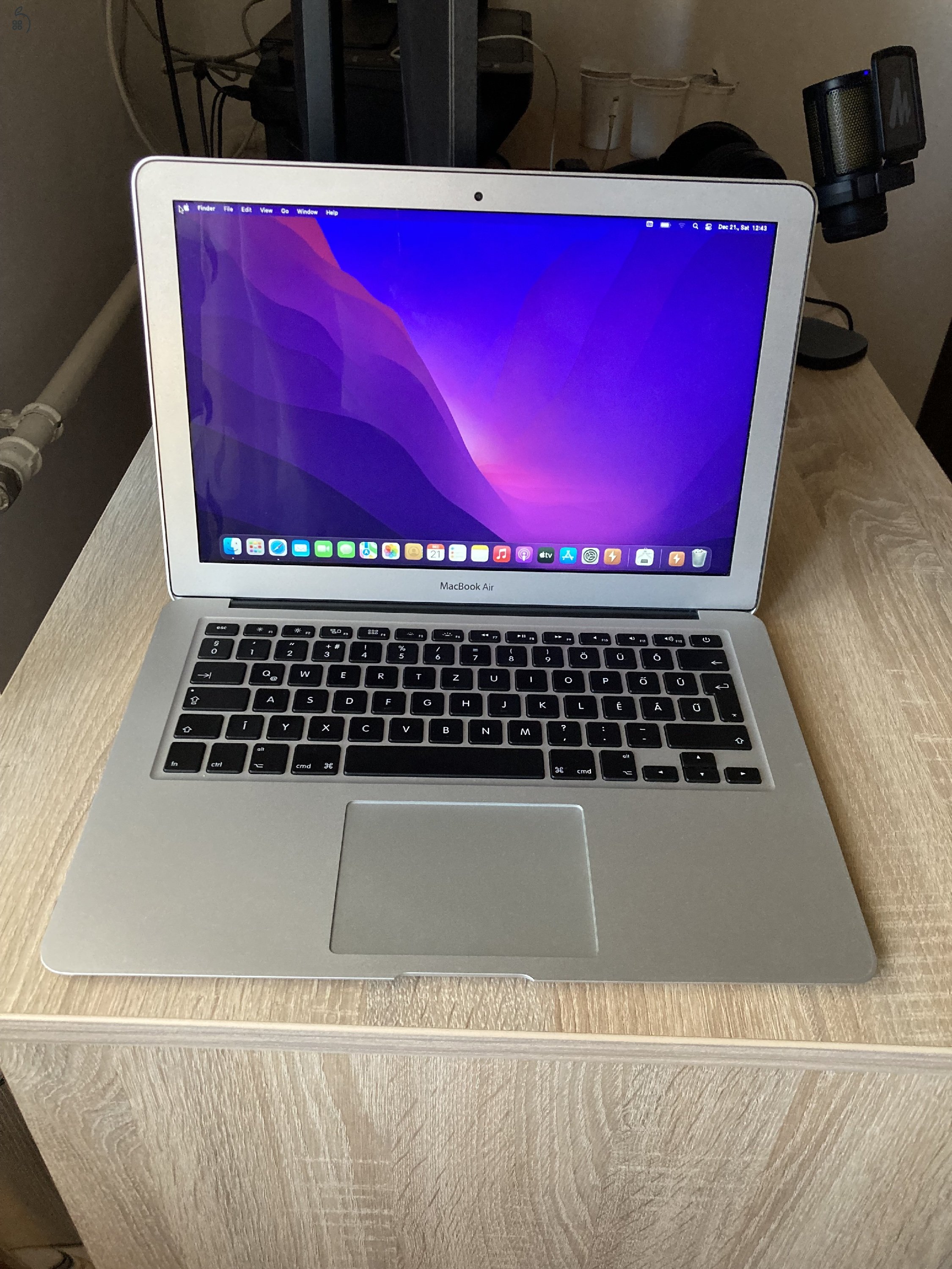 Apple MacBook Air (13-inch, 2017)