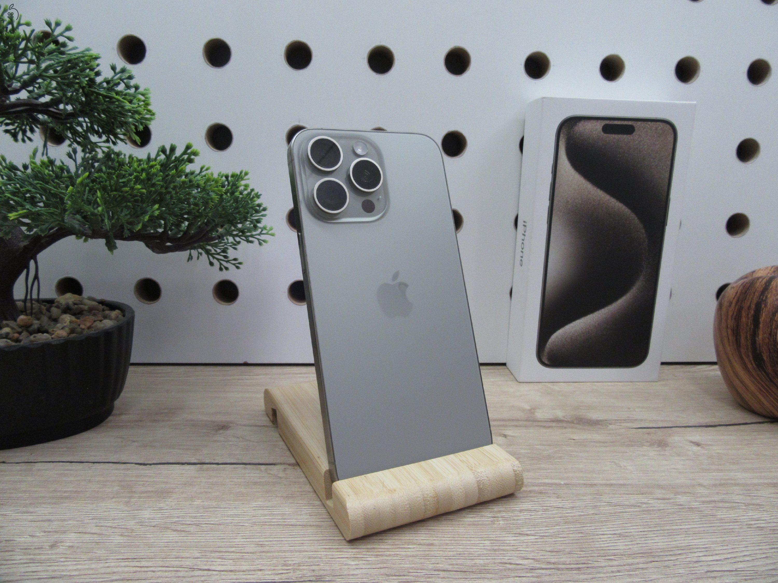 Apple iPhone 15 Pro Max - Natural Titanium - Használt, karcmentes